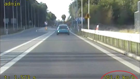 201 km/h na DK 45. BMW pędziło o 131 km/h za szybko. Kierowca stracił prawo jazdy