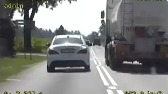 35 punktów karnych i 3000 zł mandatu. Policjanci nagrali jej jazdę – wyprzedzała nawet na przejściu