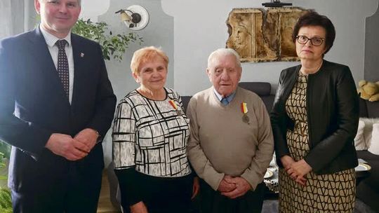 50 lat razem! Państwo Surowieccy z Gogolina świętują Złote Gody i odbierają medale burmistrza