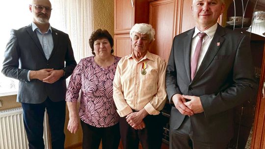 50 lat razem. Państwo Zajonzowie z Malni uhonorowani medalem prezydenta i nową nagrodą burmistrza Gogolina