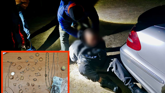 56-latek w rękach policji. Odpowie za 18 włamań w powiecie krapkowickim i okolicach Policjanci prowadzący zatrzymanie 56-letniego mężczyzny podejrzanego o 18 włamań w powiecie krapkowickim