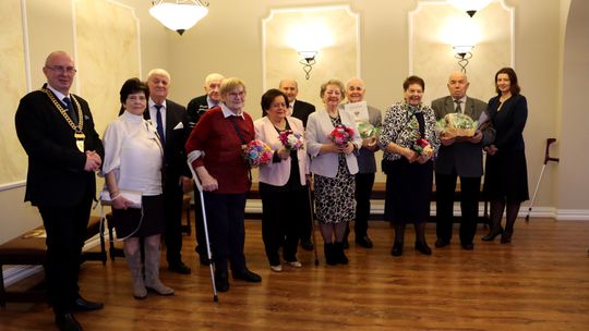60 lat razem i wciąż się trzymają za ręce. Diamentowe Gody w Krapkowicach wzruszyły wszystkich Dziesięć par jubilatów podczas uroczystości Diamentowych Godów w Urzędzie Stanu Cywilnego w Krapkowicach.