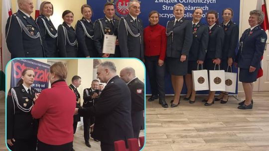 Adriana Malina, naczelnik OSP Pietna, z Medalem Komisji Edukacji Narodowej podczas uroczystości w Warszawie