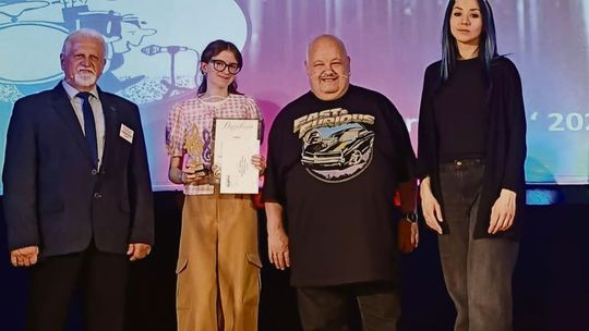 Aurelia Wójcik podwójną laureatką! Młoda wokalistka z Krapkowic triumfuje w Korfantowie i Głuchołazach