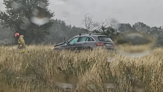 Auto wypadło z autostrady A4 koło Krapkowic. Kierująca straciła panowanie nad pojazdem podczas ulewy