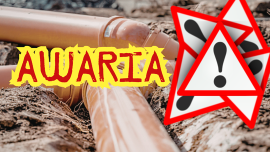 Służby wodociągowe prowadzą naprawę awarii sieci wodociągowej na ulicy Słowackiego w Krapkowicach.