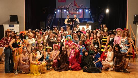 Kolorowe stroje i taniec na Babski Comber 2026 w Walcach – kobieca zabawa karnawałowa w Centrum Kultury i Czytelnictwa.