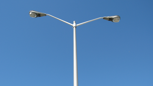 Modernizacja oświetlenia ulicznego w gminie Strzeleczki – wymiana opraw oświetleniowych przy drodze