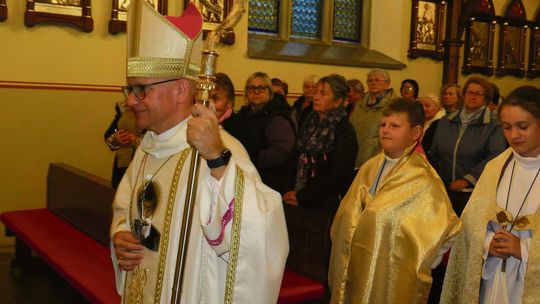 Biskup Waldemar Musioł w Dobrej. Wierni modlili się przy relikwiach św. Szarbela