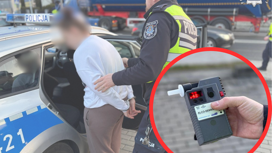 Policjant podczas akcji „Trzeźwy poranek” sprawdza trzeźwość kierowców na drodze w Większycach