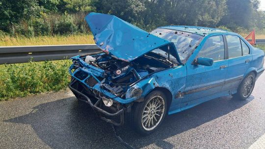 BMW wpadło w poślizg na A4. 40 metrów bariery zniszczone, kierowca ukarany