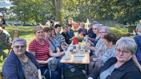 „Bo w niedzielę zostaje obiad na poniedziałek!”. Klub Seniora w Rozkochowie łączy ludzi