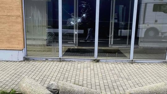 Byłe Tesco w Otmęcie w ruinie. Dewastacja, wybite szyby i skrajny bałagan oburzają mieszkańców