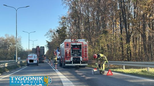 Na zdjęciu Służby ratunkowe przy samochodzie marki Opel po zdarzeniu drogowym w Choruli na drodze wojewódzkiej nr 423.