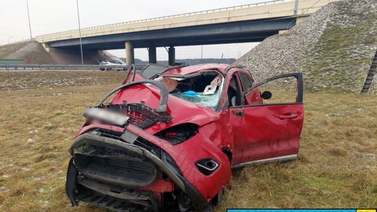 Dachowanie na A4 w rejonie Dąbrówki Górnej. Jedna osoba ranna Dachowanie samochodu osobowego na autostradzie A4 w rejonie Dąbrówki Górnej – pojazd przewrócony na pasie zieleni.