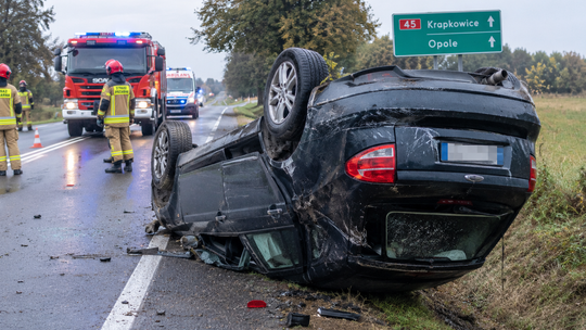 Dachowanie na DK45 pod Żywocicami. Kierowca chciał uniknąć zderzenia ze zwierzyną