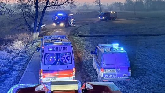 Samochód dostawczy po dachowaniu na drodze Steblów – Pietna, na miejscu straż pożarna i policja.