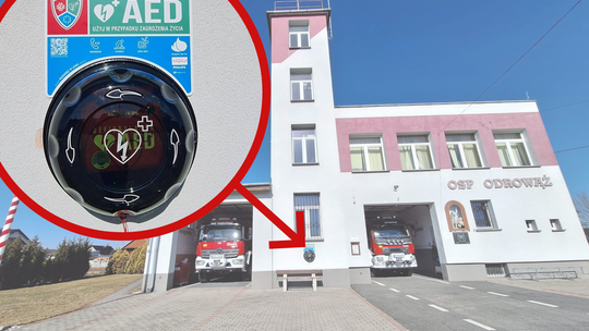 Ogólnodostępny defibrylator AED zamontowany na ścianie remizy OSP w Odrowążu, dostępny 24 godziny na dobę
