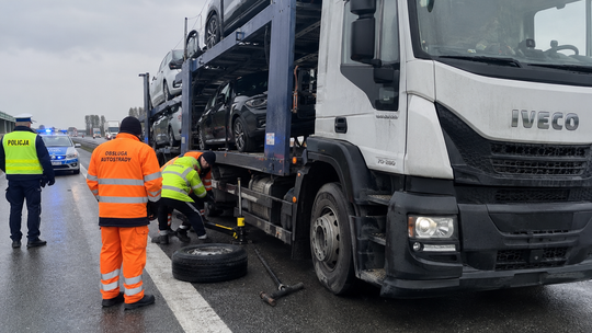 Dramat na A4. Kierowca lawety został przygnieciony przez własny pojazd