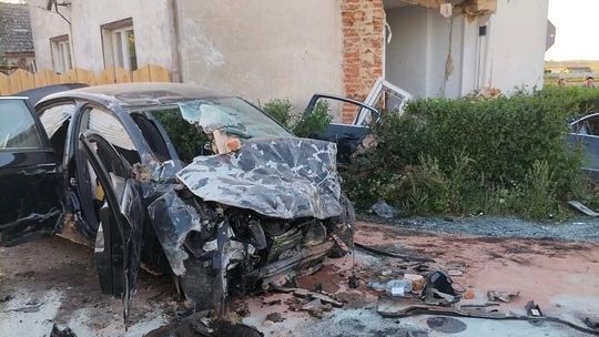 Dramatyczny wypadek w Ściborowicach. Samochód po czołowym zderzeniu uderzył w dom