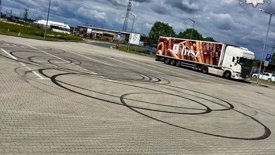 Driftował BMW na parkingu w Krapkowicach. Zostały ślady i nagranie