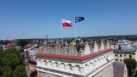 Dwie flagi na krapkowickiej Baszcie. Miasto podkreśla swoją tożsamość