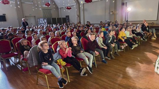 Dzieci z Strzeleczek obejrzały „Zaplastikowanych”. Spektakl o ekologii porwał młodą publiczność