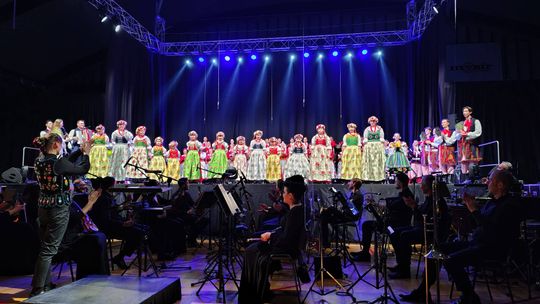 Dziecięcy „Przecinek” oczarował artystów i publiczność zespołu „Śląsk” Małe tancerki z Dziecięcego Zespołu Tanecznego „Przecinek” z Brożca podczas występu w hali Azoty, oczarowujące publiczność i artystów zespołu „Śląsk”.