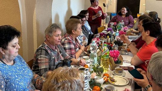 Mieszkanki Strzebniowa podczas spotkania z okazji Dnia Kobiet przy kawie i słodkim poczęstunku