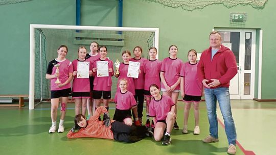 Dziewczęta pokazały moc! ZSP Dobra wygrywa Puchar Burmistrza Strzeleczek