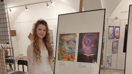 Emilia Pander zdobywa I miejsce w konkursie „Pejzaże Miejsc – Biblioteka marzeń” Emilia Pander odbierająca I miejsce w IV Wojewódzkim Konkursie Plastycznym „Pejzaże Miejsc – Biblioteka marzeń” w Opolu