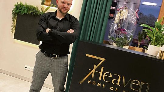 Kosmetolog wykonujący manicure w salonie w Krapkowicach – mężczyzna pracujący w branży beauty.