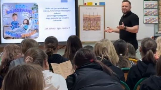 „Filtry to nie rzeczywistość” – uczennice z Gogolina uczą się zdrowej pielęgnacji skóry na warsztatach Uczennice Publicznej Szkoły Podstawowej w Gogolinie podczas warsztatów „Skincare Survival” uczą się zdrowej pielęgnacji skóry.