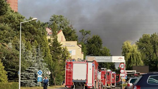Gęsty dym nad koksownią w Zdzieszowicach. ArcelorMittal wyjaśnia: to nie pożar, lecz procedura bezpieczeństwa po zaniku napięcia