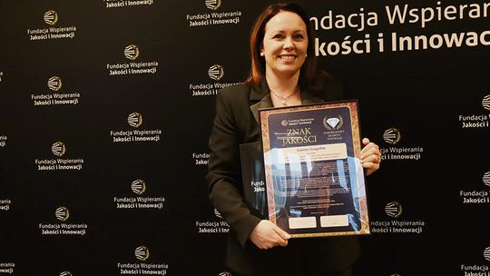 Sekretarz gminy Gogolin odbiera certyfikat Samorządowy Diament Innowacji w Warszawie