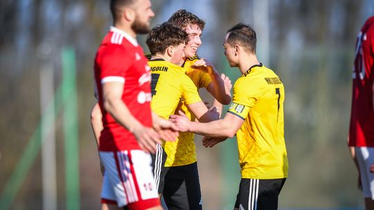Piłkarze MKS Gogolin podczas meczu klasy okręgowej z GKS Głuchołazy zakończonego zwycięstwem 3:1