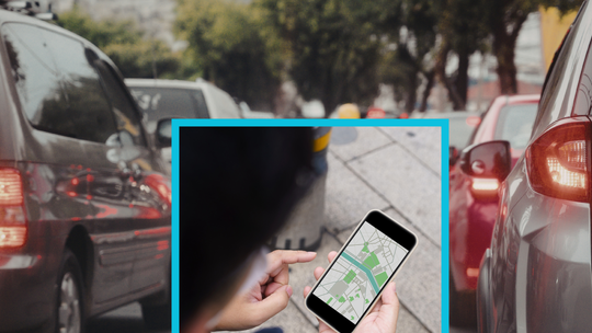 Samochód Google Street View z charakterystyczną kulą kamer na dachu przejeżdżający ulicą w Krapkowicach