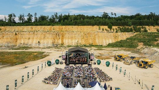 Historyczny koncert w kopalni Górażdże! 650 osób słuchało muzyki klasycznej w surowej przestrzeni zakładu przemysłowego