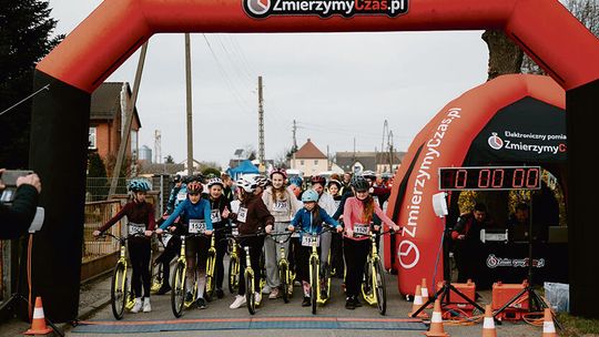 Uczestnicy wyścigu na hulajnogach w Walcach podczas międzynarodowej rywalizacji Polska–Czechy