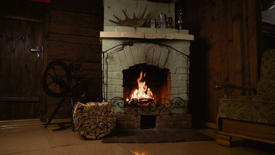 Jak palić w piecu, żeby oszczędzać opał i mniej dymić? Praktyczny poradnik