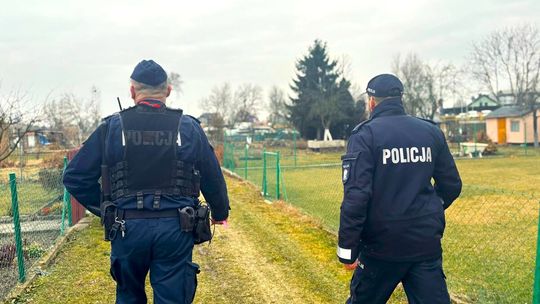 Altanka ogrodowa zabezpieczona zamkiem i kratami – przygotowanie działki do sezonu i ochrona przed włamaniem.