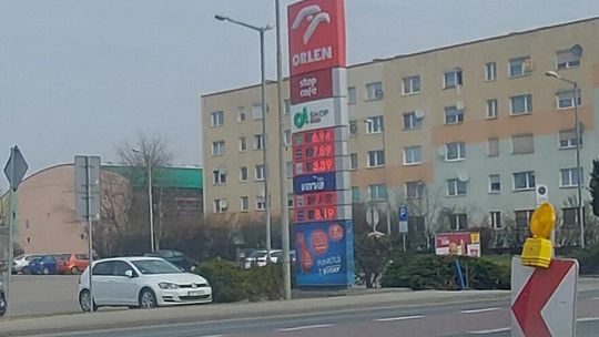 Jeszcze niedawno „szóstka" oraz "siódemka" z przodu, dziś coraz bliżej kolejnej granicy - ceny paliw pną się w górę!