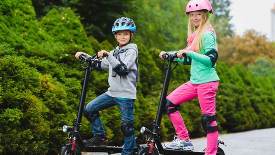 Kask obowiązkowy dla dzieci na rowerze i hulajnodze. Nowe przepisy od 2026 roku – rodzicom grozi mandat Dziecko jadące na hulajnodze elektrycznej w kasku ochronnym – nowe przepisy bezpieczeństwa 2026