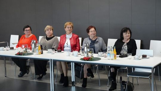 prezentuje poradnik bezpieczeństwa dla mieszkańców gminy podczas posiedzenia Rady Seniorów