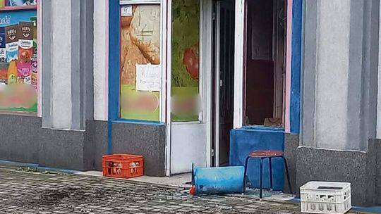 Kobieta rzuciła koszem w witrynę sklepową