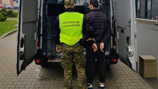 Funkcjonariusze Straży Granicznej zatrzymują obywatela Ukrainy w ramach przymusowej deportacji z Polski za kradzieże i posiadanie narkotyków.