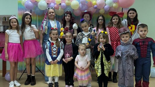 Dzieci w kolorowych przebraniach podczas balu karnawałowego w Centrum Aktywizacji Wiejskiej w Choruli.