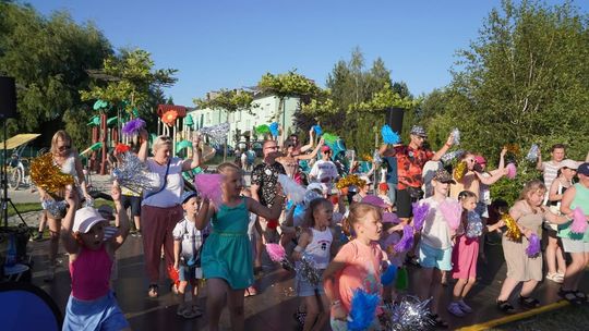 Kolorowy początek wakacji. Piknik „Dzieci Dzieciom” przyciągnął całe rodziny