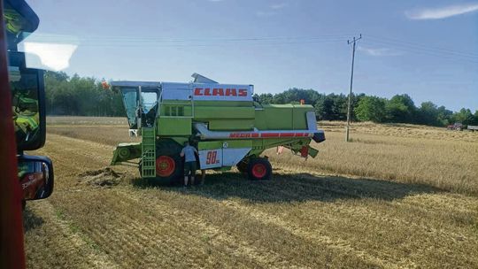 Kombajn zapalił się podczas prac polowych w Komornikach. Na miejscu pięć zastępów straży