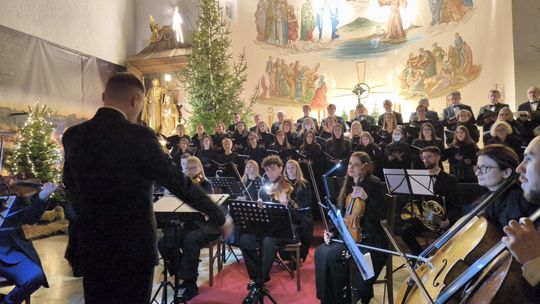 Koncert Kolęd w kościele św. Antoniego w Zdzieszowicach – chór i orkiestra kameralna pod dyrekcją ks. Mateusza Mandalki, licznie zgromadzona publiczność
